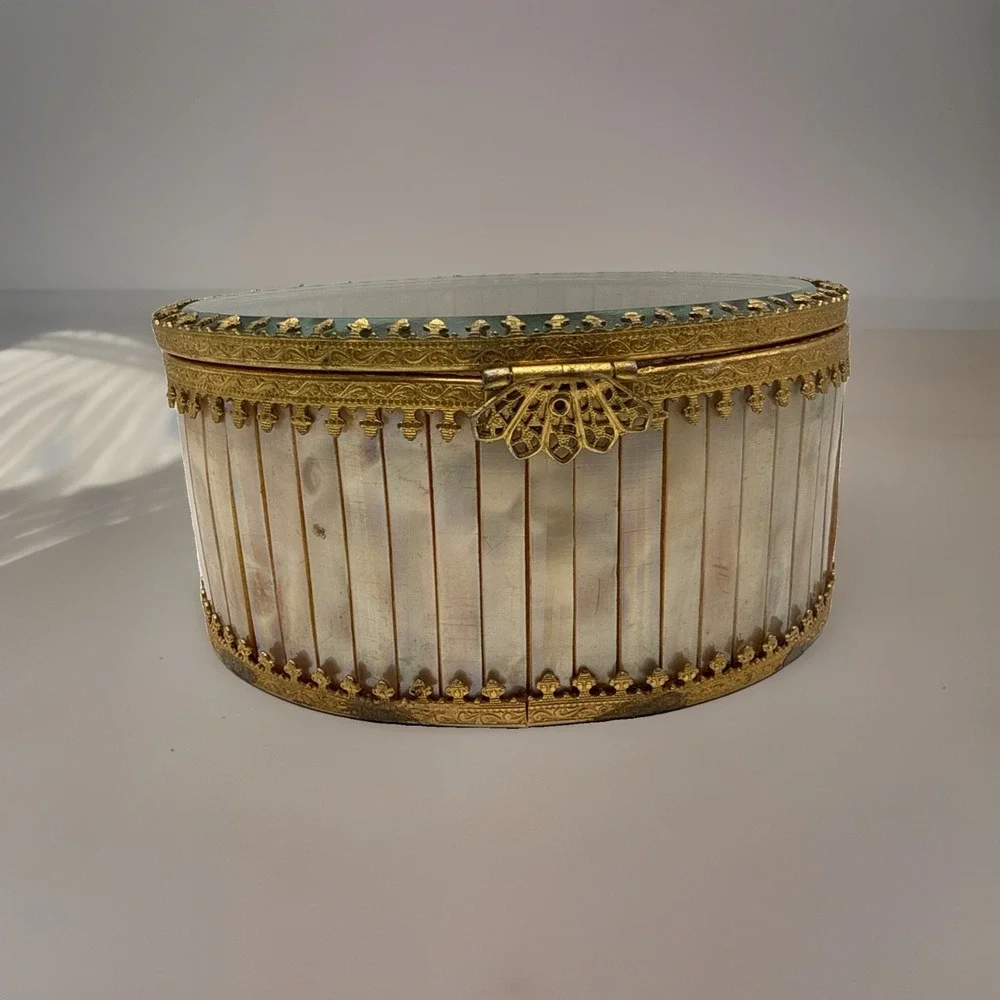 Antique (approx 1920-40) Mother Of Pearl Oval Jewelry‎ Box
